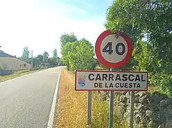 Nombre de la localidad en la señal que indica la entrada a la zona urbanizada