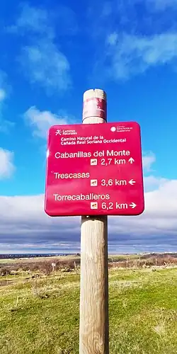 Señal de la Cañada Real Soriana Occidental a su paso por Cabanillas del Monte, Trescasas y Torrecaballeros (Segovia)