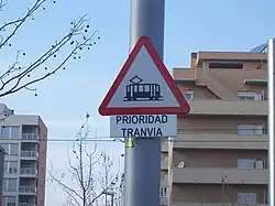 Señal que indica la prioridad del tranvía.