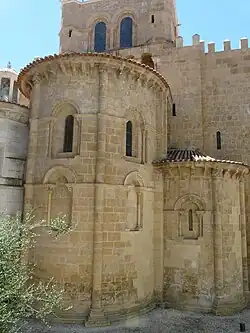 Coimbra es la única gran catedral de Portugal que todavía tiene el ábside semicircular del románico original.