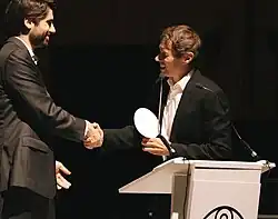 Sean Baker recoge el Premio Luna de Valencia de manos del director de Cinema Jove durante la Gala de Inauguración en el Palau de les Arts en el año 2023.