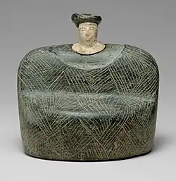 Mujer sentada, terracota pintada de la civilización del Oxus, hacia el 2000 a. C.