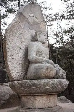 Estatua de piedra sentada de Buda en Samneung-gye, Namsan en Gyeongju, Corea