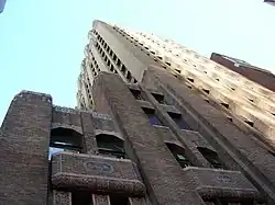 La torre desde el nivel de la calle