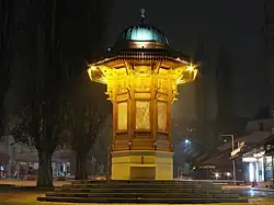 Sebilj es una fuente pública de madera y piedra en forma de kiosco en el centro de la plaza Baščaršija en la ciudad vieja