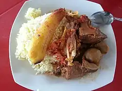 Seco de chivo con arroz blanco y plátano