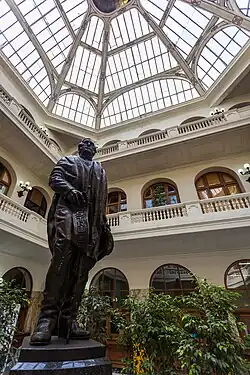 Hall central y monumento a José Artigas