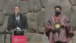 Entrega del artefacto al alcalde de Cusco Víctor Boluarte por parte del presidente del Perú Francisco Sagasti durante la ceremonia del Inti Raymi en la fortaleza de Sacsahuamán.