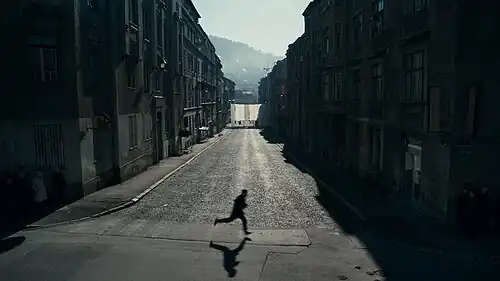 1395 Days Without Red (2011), fotograma