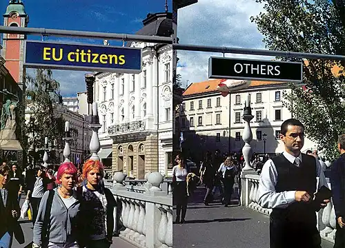 EU-Others (2000), vista de la instalación en la Manifesta III, Puente Triple (Tromostovje), Liubliana (Eslovenia).