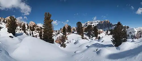 El grupo Sella visto desde el puerto de Sella.