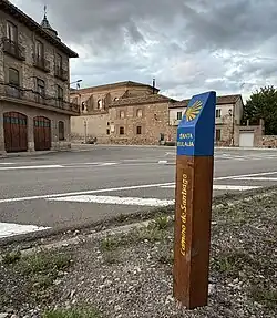 Señal del Camino de Santiago, a la entrada de la localidad