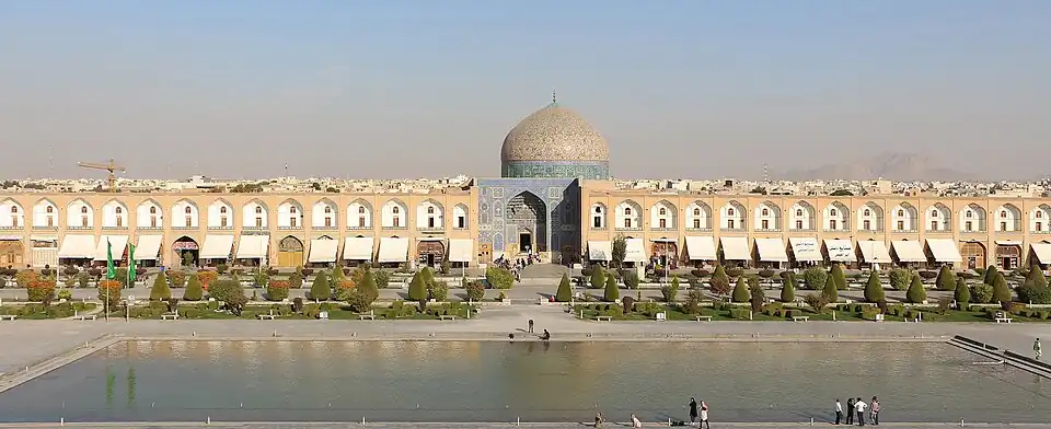 Vista frontal como se ve desde la balconada del palacio de Ali Qapu