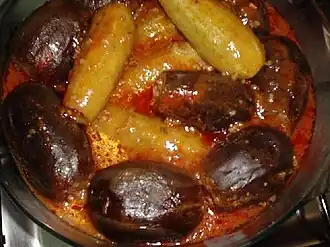 Sheij al-mahshi de calabacines y berenjenas en salsa de tomate