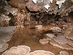 Repisas de piedra formadas en un lago.