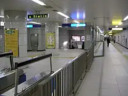 改良工事前の日産スタジアム側改札口(2005年7月)