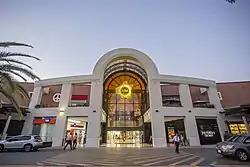 se ve la fachada del shoppinng del sol ilumindada. Edificio emblematico de la ciudad de Asuncion