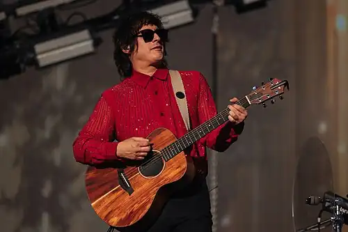 Siddhartha de pie en el escenario, sosteniendo un micrófono, durante su presentación en el Escenario Amazon del festival Vive Latino 25, Ciudad de México, marzo de 2025.