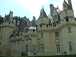 Matacanes sobre ménsulas molduradas con anchos arcos conopiales y cuartos de círculo que se desarrollan sobre un triple resalte.