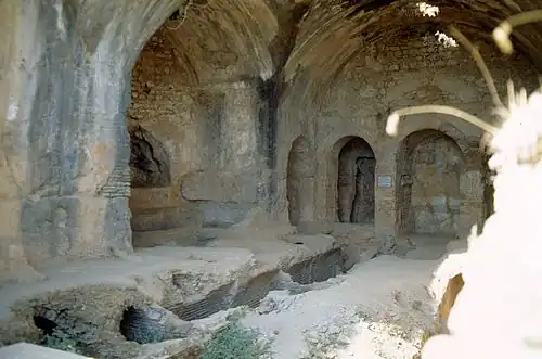 Interior de la iglesia y catacumbas.