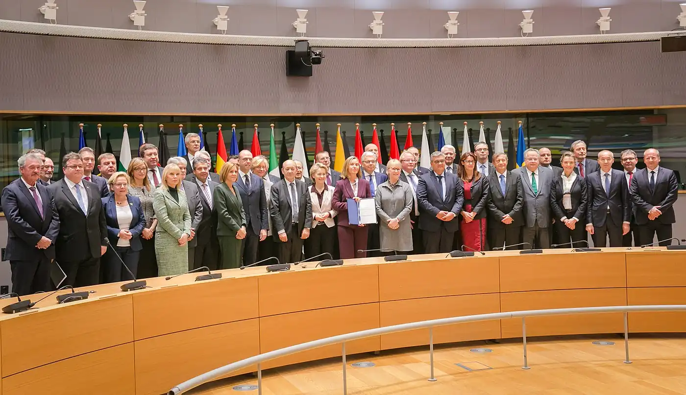 El 13 de noviembre de 2017, los Ministros de Asuntos Exteriores y de Defensa de 23 Estados de la UE firmaron la Notificación conjunta sobre la creación de la CEP en un Consejo de Asuntos Exteriores presidido por Federica Mogherini (al centro en la imagen).[197]​