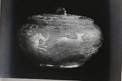 Pequeño jarrón de plata dorada (foto en B/N).