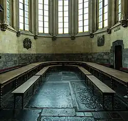 Coro con asientos y lápidas