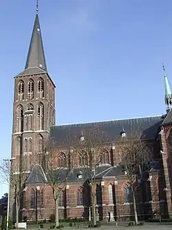 Sint-Martinuskerk, iglesia de la que solo la torre es de estilo gótico tardío de 68. Tras un incendio, fue reconstruida en 1899-1900 según un diseño neogótico de Caspar Franssen.