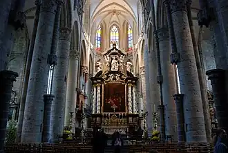 Vista interior, frente al altar