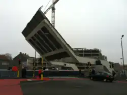 Vista frontal de Sint-Annabrug en posición elevada