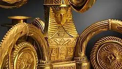 Ornamentos neoegipcios de un candelabro de seis luces y soporte