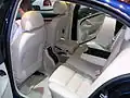 Interior en cuero con tapa del asiento del copiloto y reposabrazos abiertos