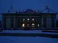 Palacio de Austerlitz visto desde el parque al anochecer