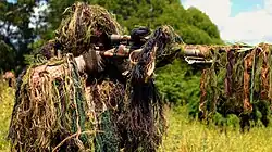 Francotirador con un camuflaje Ghillie