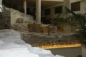 Los muros están construidos con la técnica del opus mixtum.