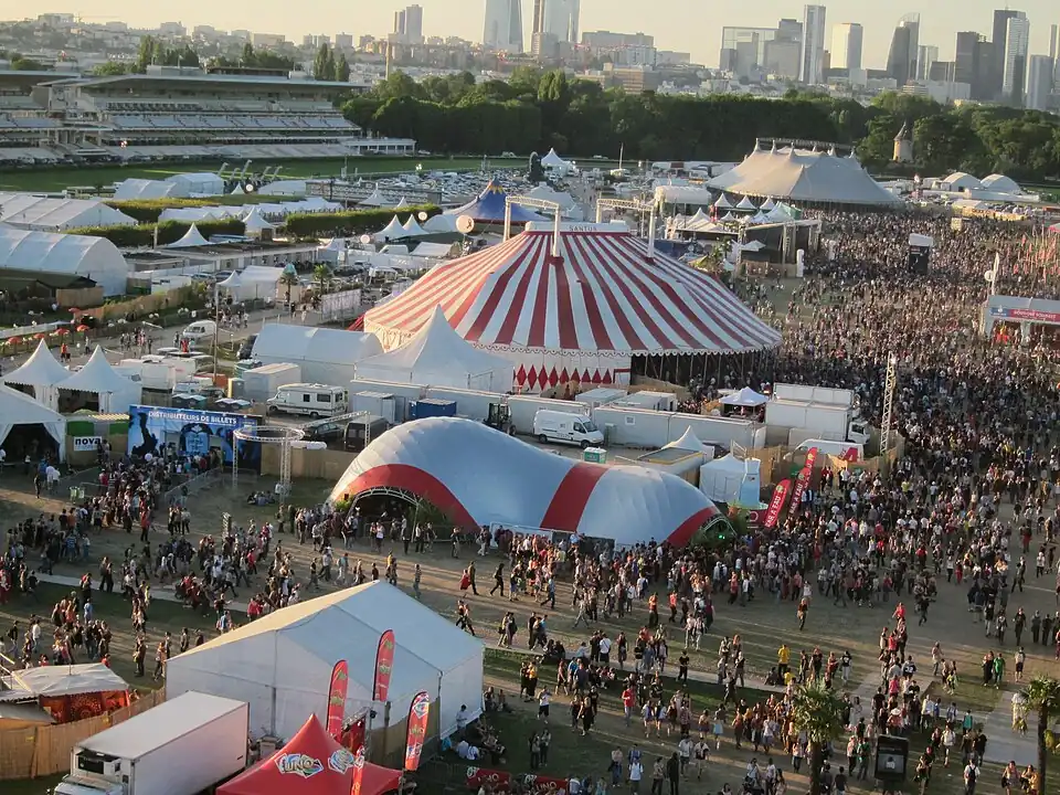 Solidays Forum: una cúpula reticulada elástica de material compuesto de fibra de vidrio de 350 m², París, Francia, 2011.