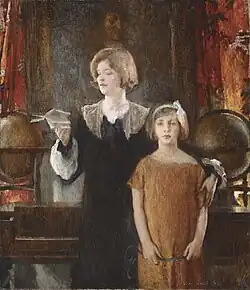 Una mujer leyendo de pie con una niña que mira directamente al espectador