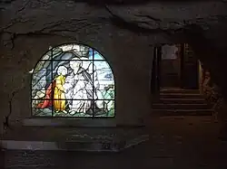 Vidriera y acceso a la sala Cabildo de los Heros.