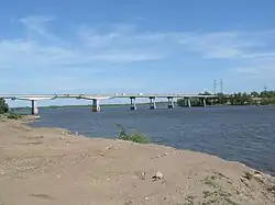 Puente Sur sobre el río en Samara