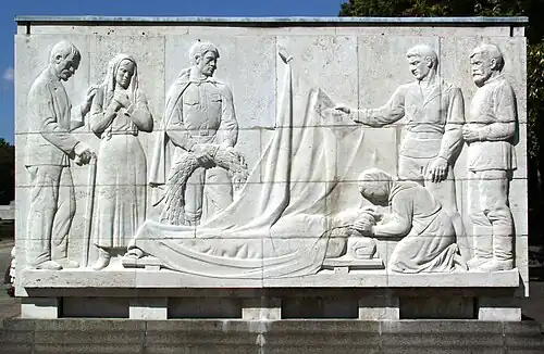 Octavo sarcófago en la fila hacia el norte. Tema: “La muerte de un héroe”.