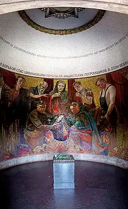 Mosaico en el pabellón, bajo la escultura principal.