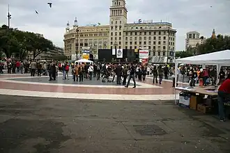 Plaza de Cataluña, la de mayor superficie de España con 50.000 metros cuadrados.[14]​