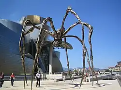 Mamá de Louise Bourgeois, en el exterior del museo