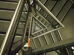 La escalera triangular que debe descenderse en caso de evacuación.