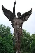 Monumento de una ángel por los defensores de Macedonia