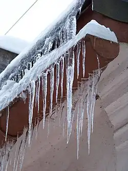 Carámbanos bien formados en el desagüe de una casa en una la República Checa.