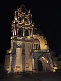 La fechada de la catedral por la noche.