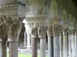Detalle de los capiteles del claustro