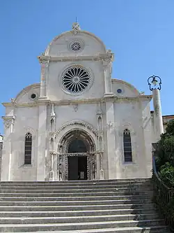 Fachada de la catedral.