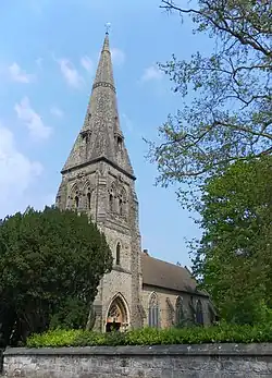 Iglesia de Santiago (1860-1862), Tunbridge Wells, las ventanas tiene una rica traceria geométrica y el suroeste empinao también sirve como un porche de entrada[NP 1]​